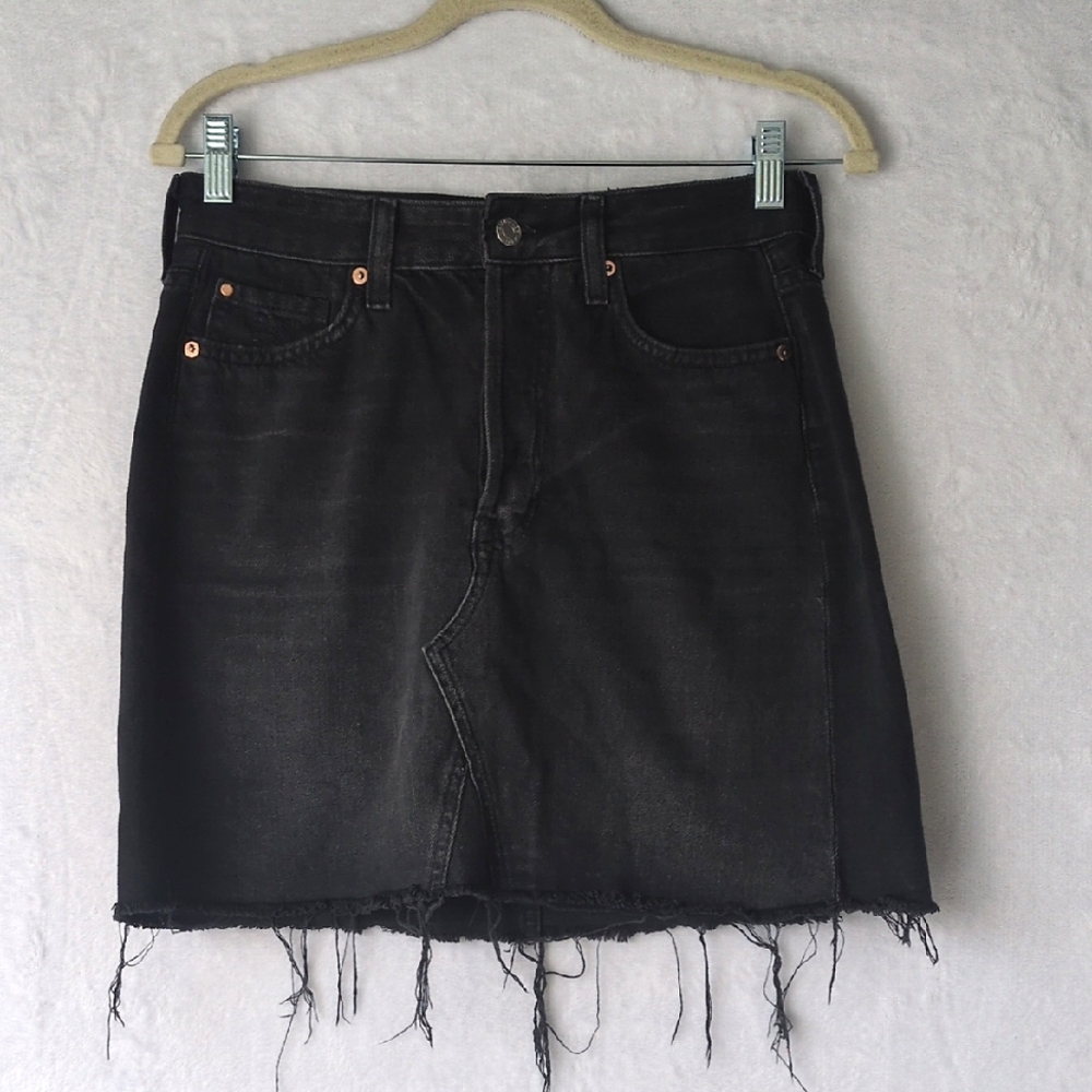 H&M Women's Black Raw Hem Button‎ Fly Denim Mini Skirt Size 4